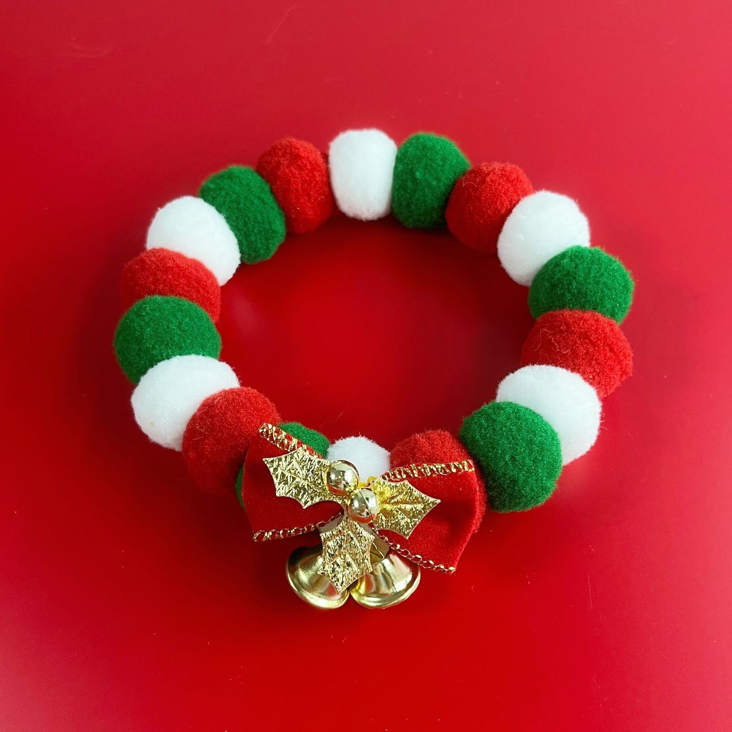 Collier de Noël pour chien avec un pendentif en peluche en forme de balle, col en élastique doux, accessoires pour le cou des animaux de compagnie, collier de Noël pour chien avec nœud.