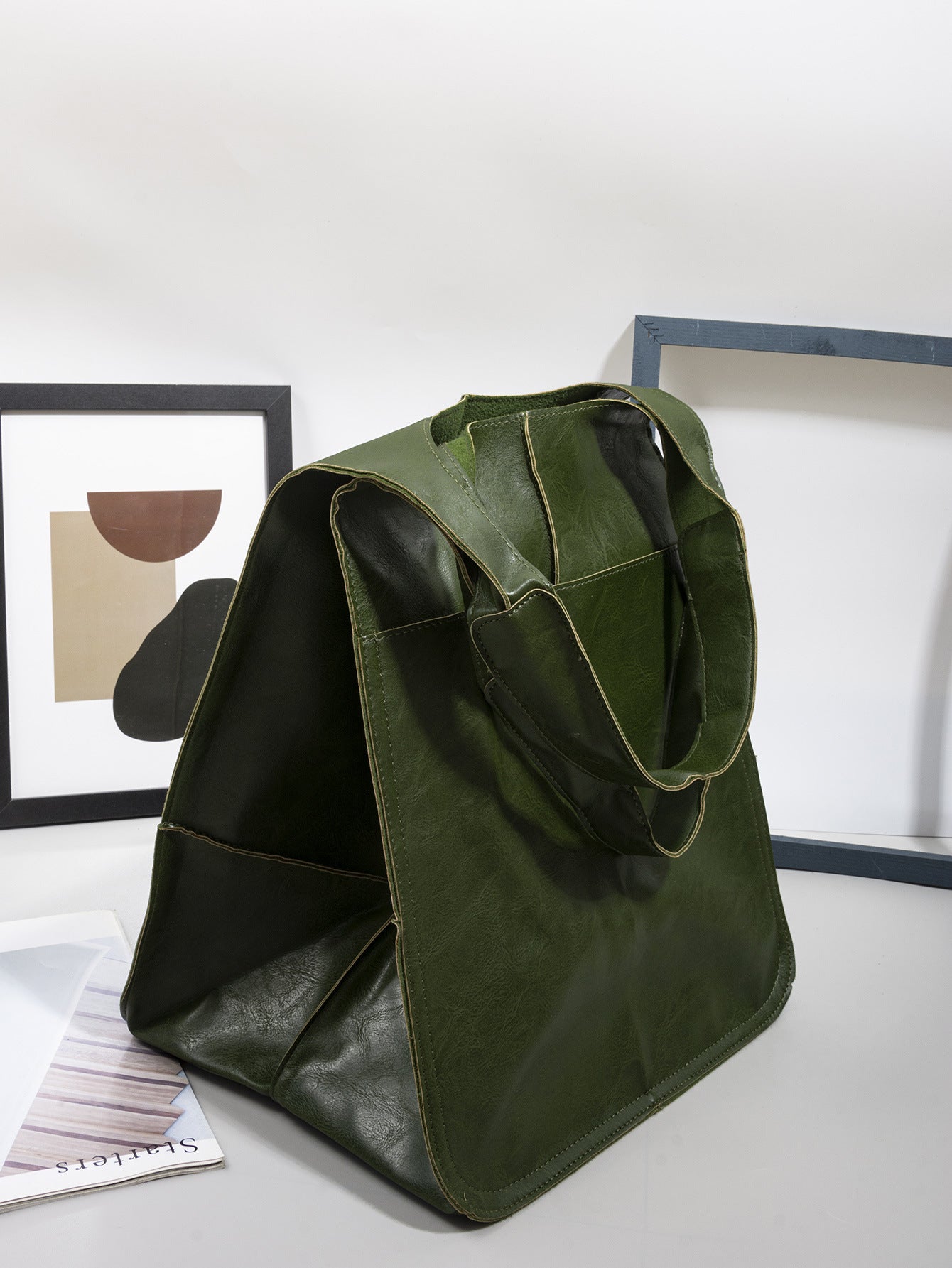 Sac à main en cuir souple, grand format, grande capacité, à porter à l'épaule ou à la main.