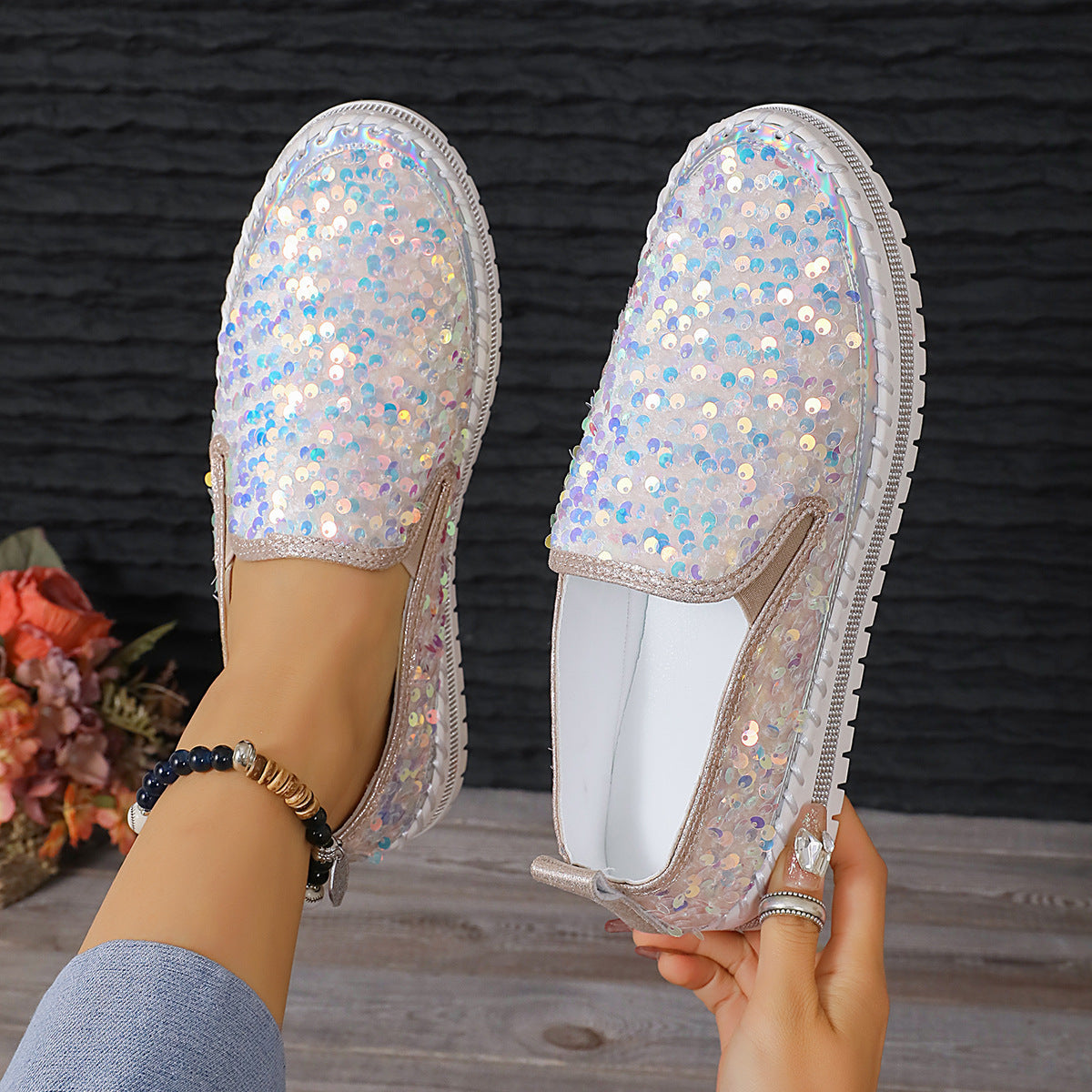 Chaussures surdimensionnées à sequins avec bout rond et semelle plate en coloris contrastés.