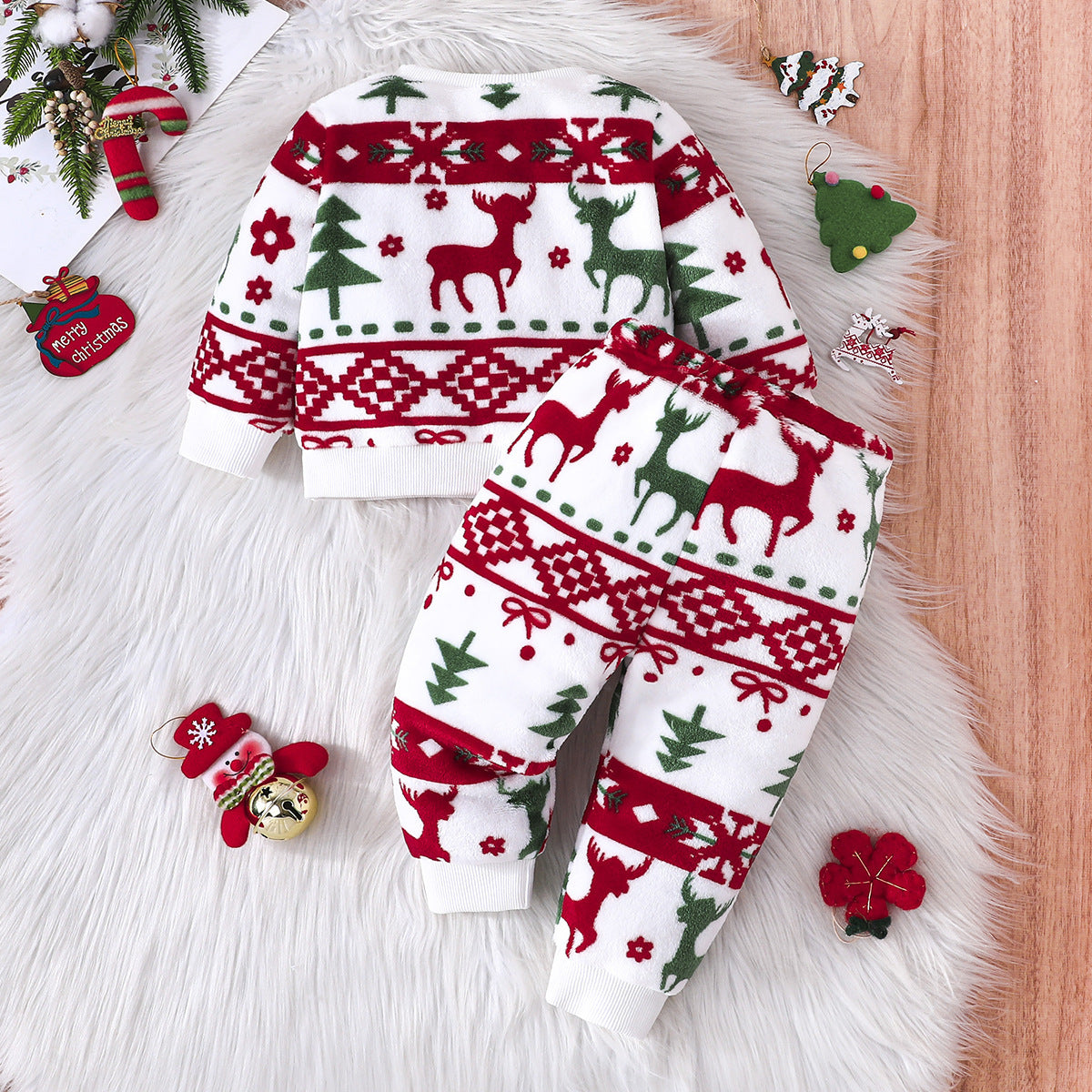 Ensemble de deux pièces comprenant un pull à col rond à manches longues avec motif de Noël et un pantalon.