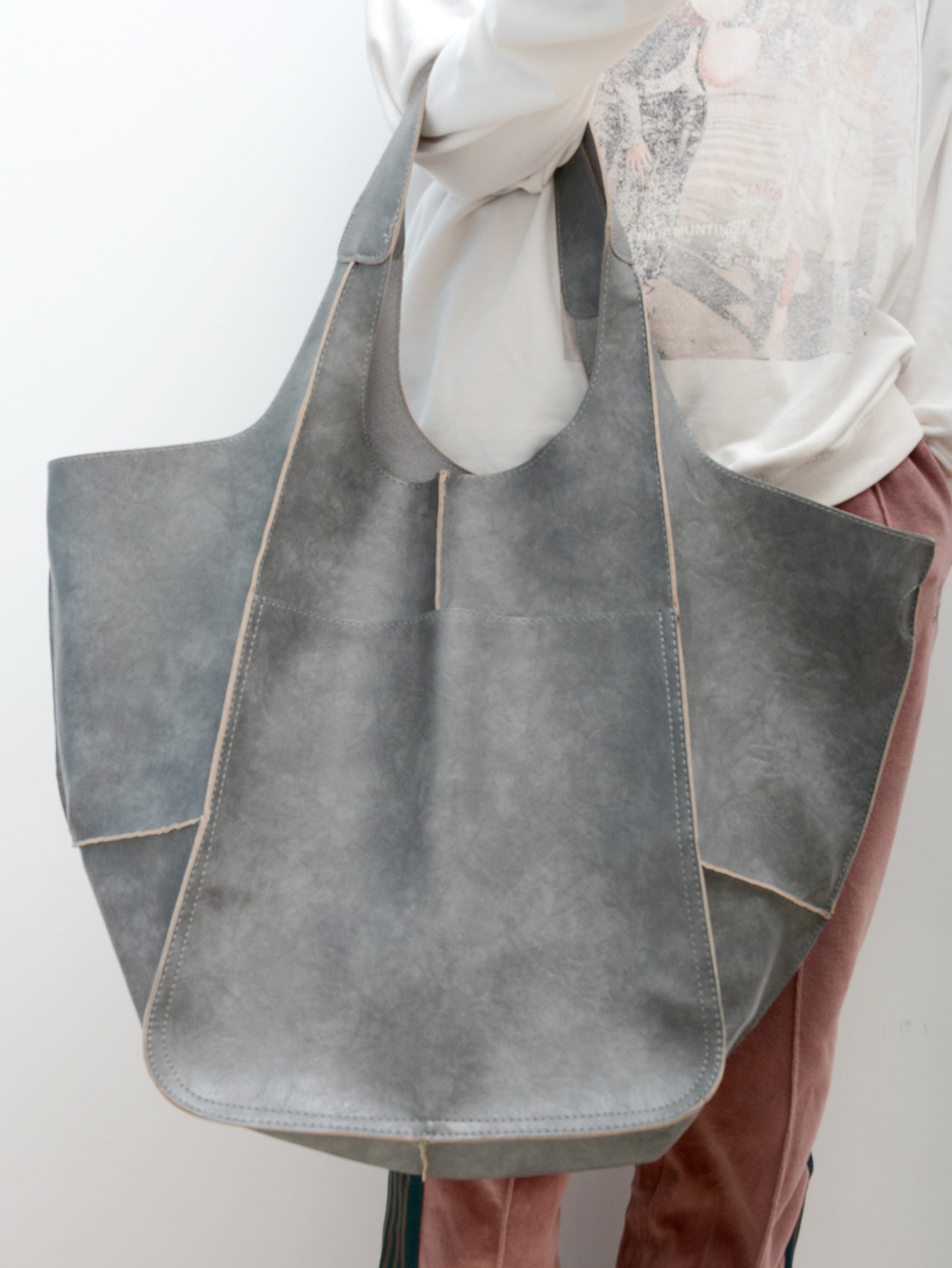 Sac à main en cuir souple, grand format, grande capacité, à porter à l'épaule ou à la main.