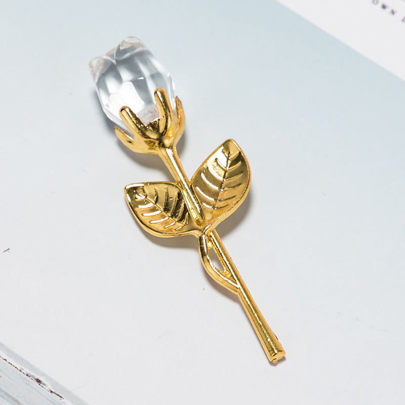 Cadeau de Saint-Valentin avec une rose dorée en cristal