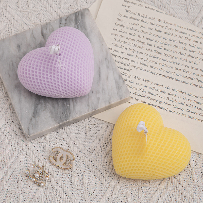 Bougie d'aromathérapie Woven Love avec cadeau à la main