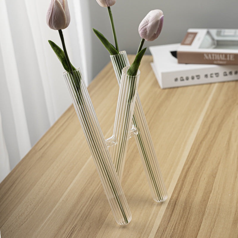 Vase décoratif en tube à essai en verre pour arrangements floraux et décoration intérieure.