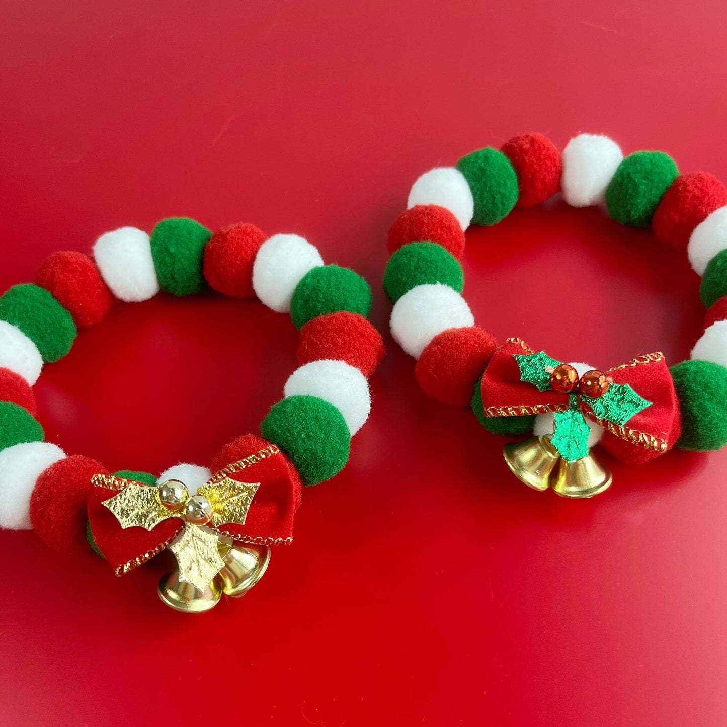 Collier de Noël pour chien avec un pendentif en peluche en forme de balle, col en élastique doux, accessoires pour le cou des animaux de compagnie, collier de Noël pour chien avec nœud.