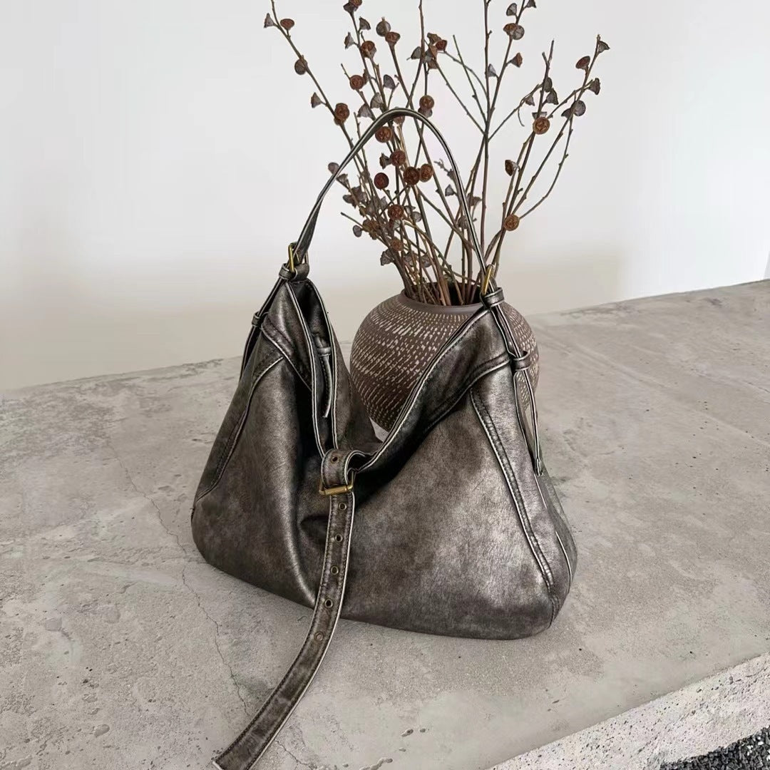 Sac à bandoulière croisé sous le bras avec boucle de ceinture de grande capacité.