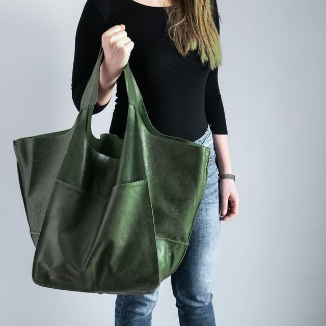 Sac à main en cuir souple, grand format, grande capacité, à porter à l'épaule ou à la main.