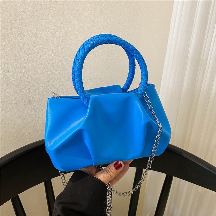Sac à bandoulière en toile plissée avec chaîne pour le portable et le dessous de bras