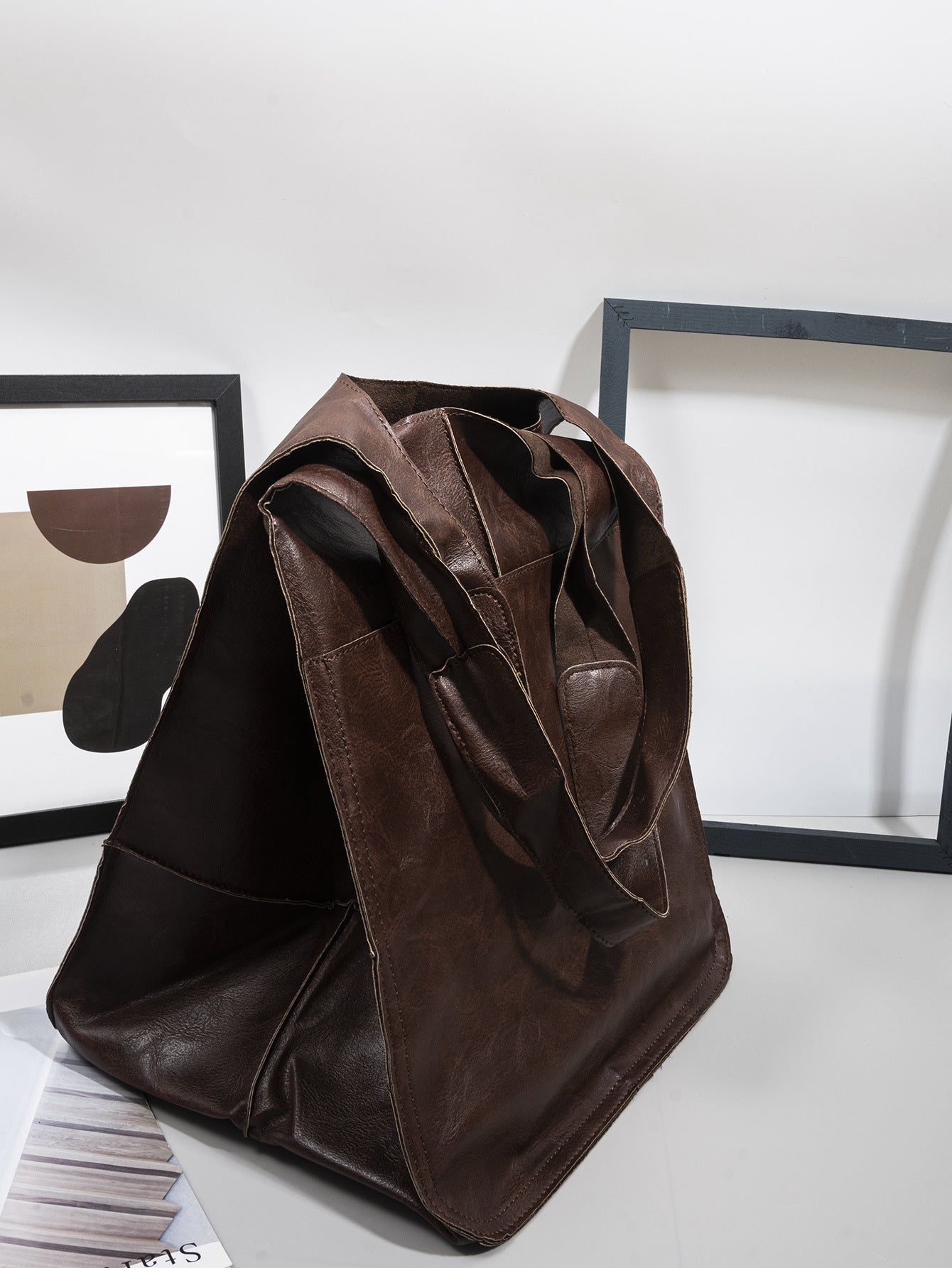 Sac à main en cuir souple, grand format, grande capacité, à porter à l'épaule ou à la main.