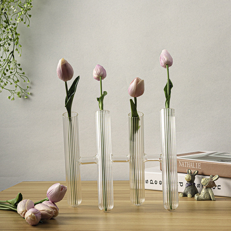 Vase décoratif en tube à essai en verre pour arrangements floraux et décoration intérieure.