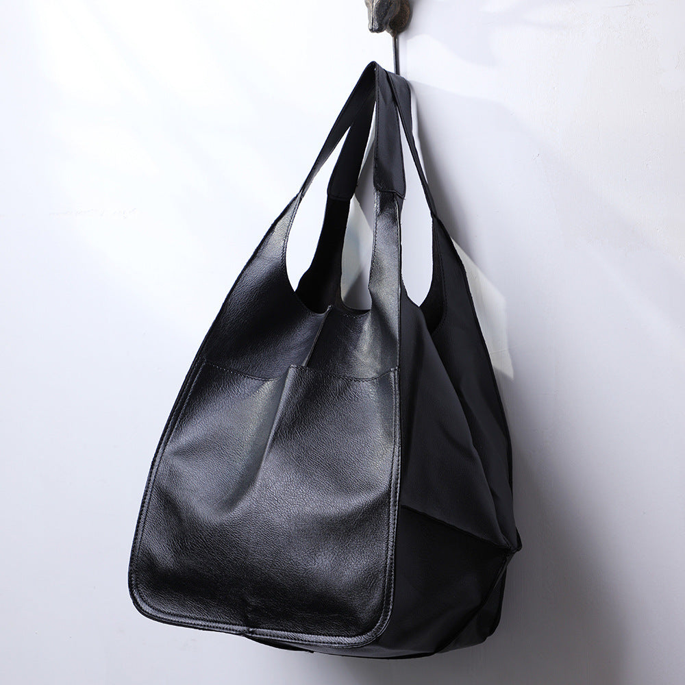 Sac à main en cuir souple, grand format, grande capacité, à porter à l'épaule ou à la main.