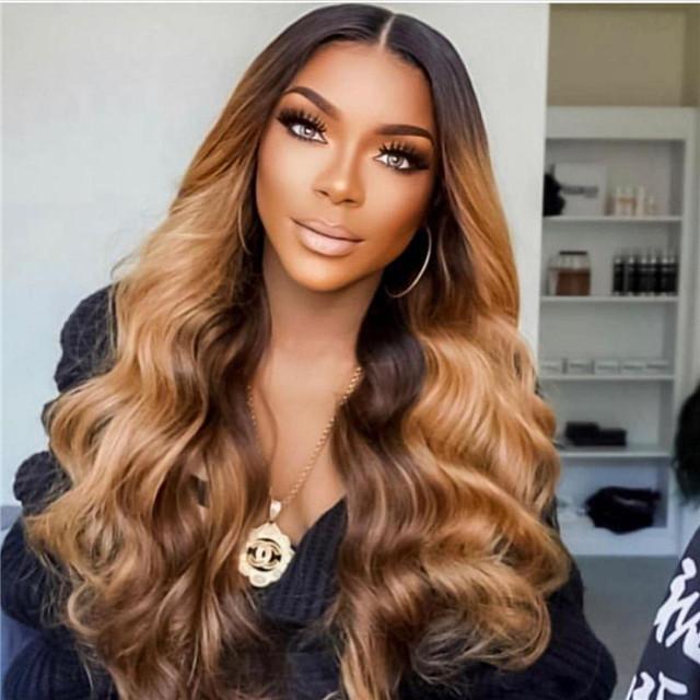 Cheveux longs bouclés ondulés avec partie moyenne et dégradé brun