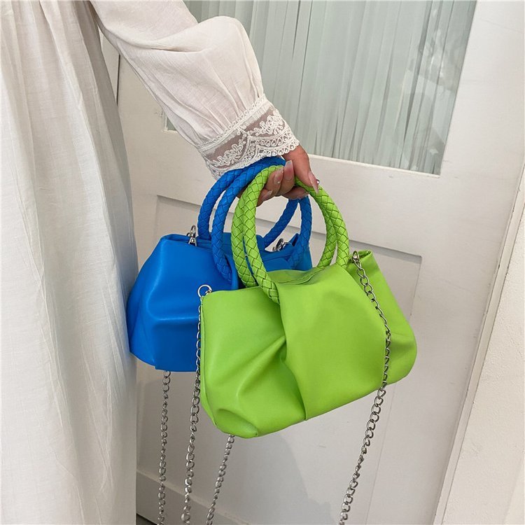 Sac à bandoulière en toile plissée avec chaîne pour le portable et le dessous de bras