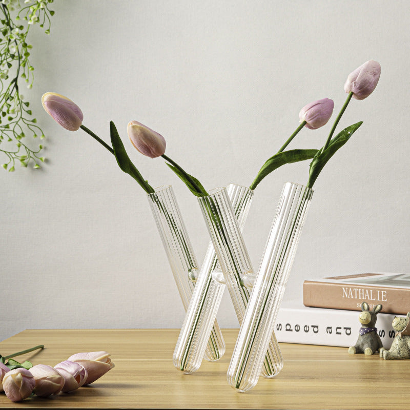Vase décoratif en tube à essai en verre pour arrangements floraux et décoration intérieure.