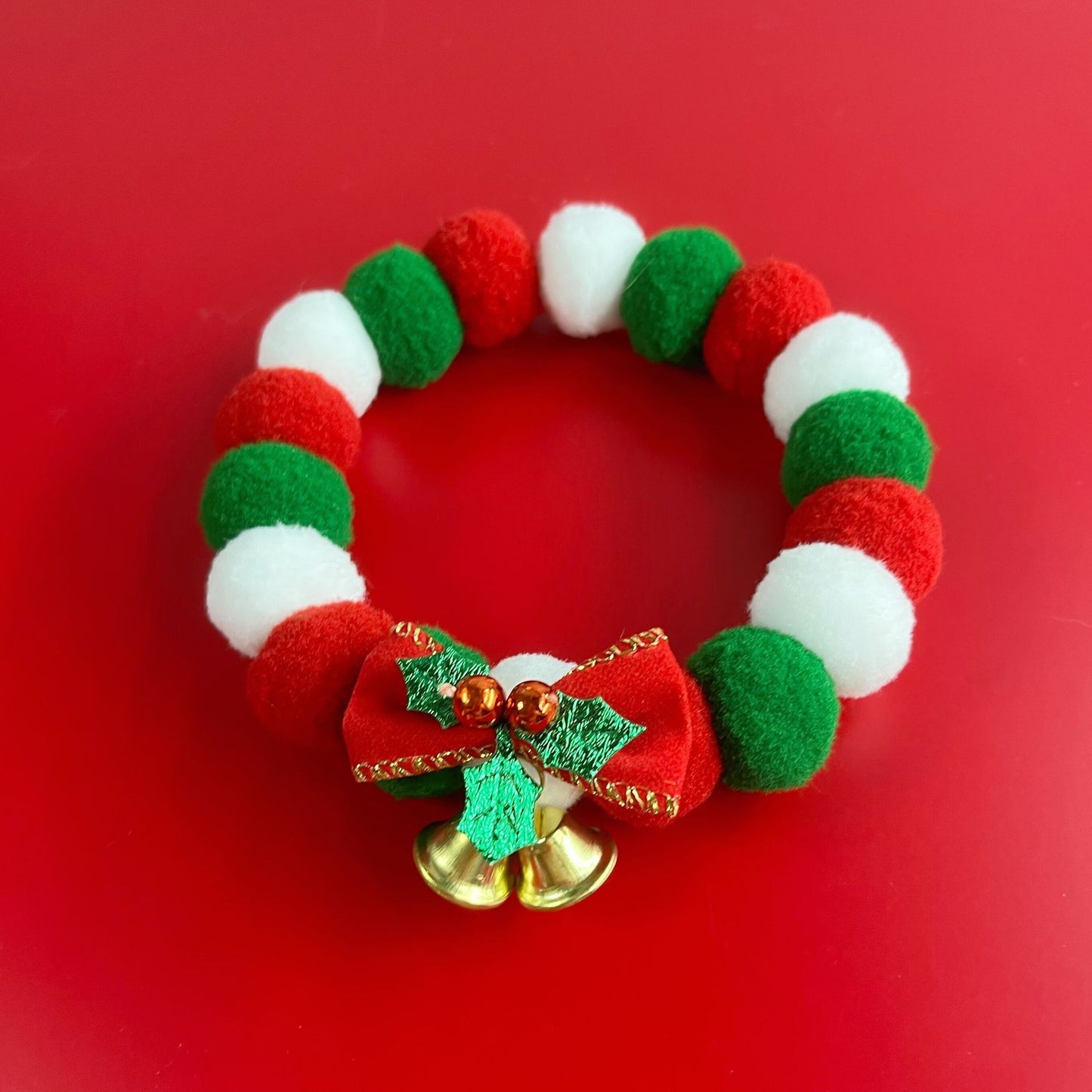 Collier de Noël pour chien avec un pendentif en peluche en forme de balle, col en élastique doux, accessoires pour le cou des animaux de compagnie, collier de Noël pour chien avec nœud.