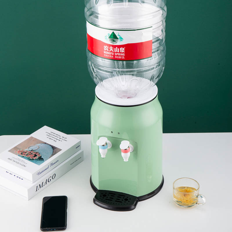 Petit distributeur d'eau de bureau en cartoon chaud et froid.