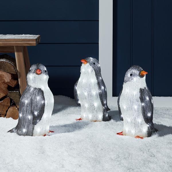 Décoration de Noël en acrylique en forme de pingouin avec lumières et ornements.