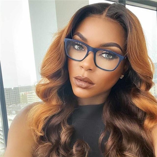 Cheveux longs bouclés ondulés avec partie moyenne et dégradé brun