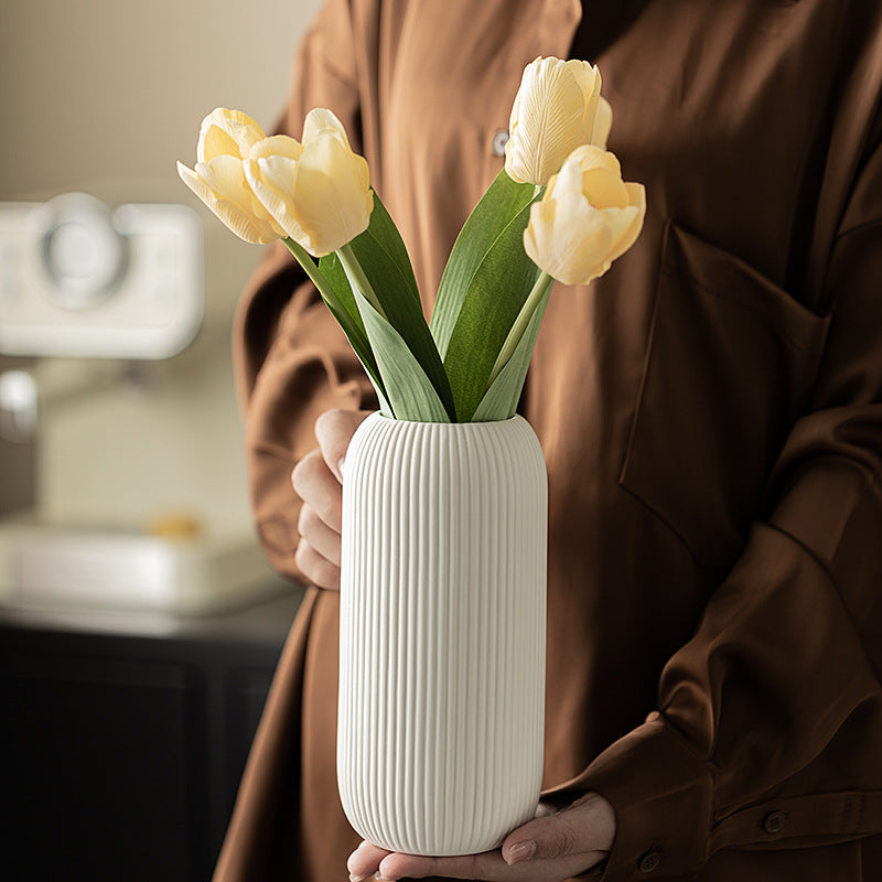 Vase en céramique à motif vertical avec une apparence de haute qualité