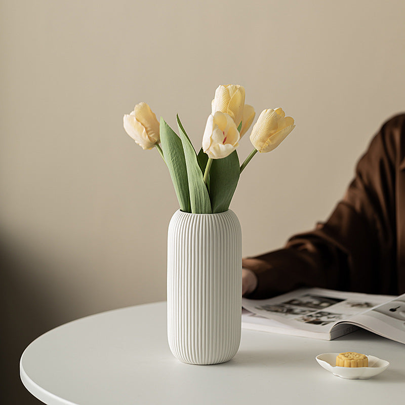 Vase en céramique à motif vertical avec une apparence de haute qualité