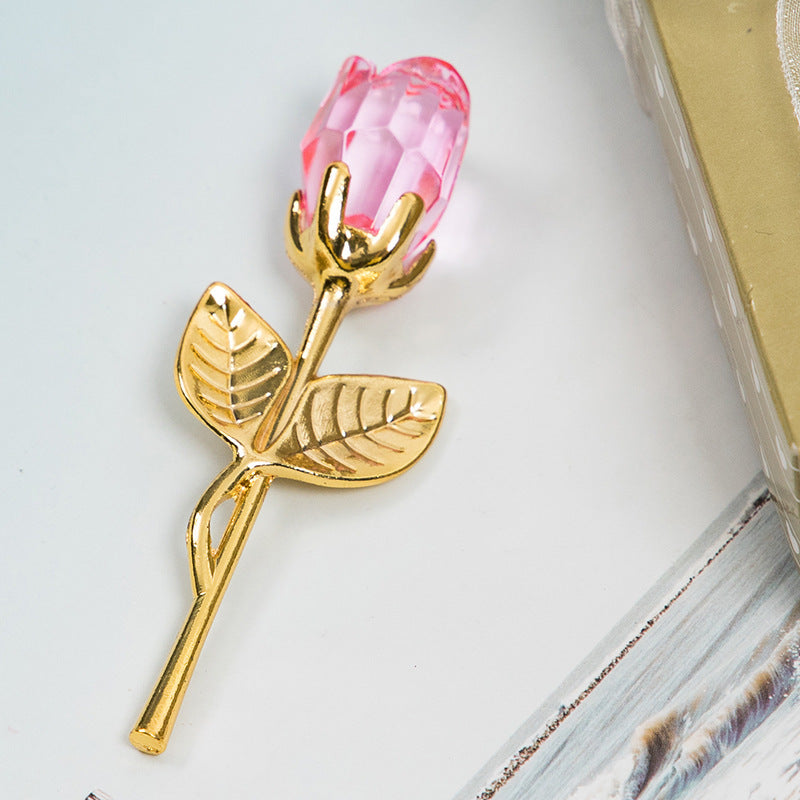 Cadeau de Saint-Valentin avec une rose dorée en cristal