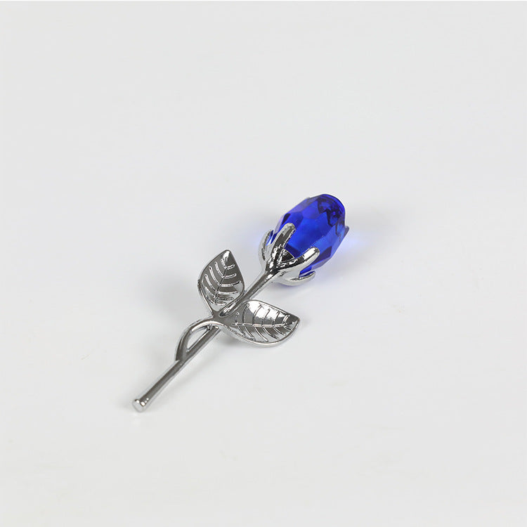 Cadeau de Saint-Valentin avec une rose dorée en cristal