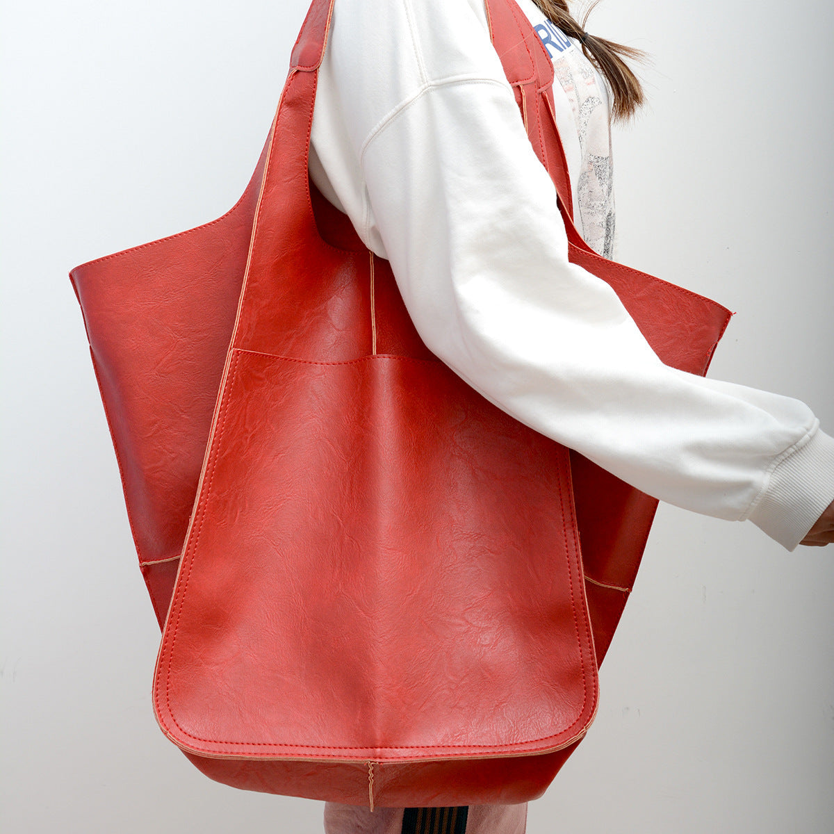 Sac à main en cuir souple, grand format, grande capacité, à porter à l'épaule ou à la main.