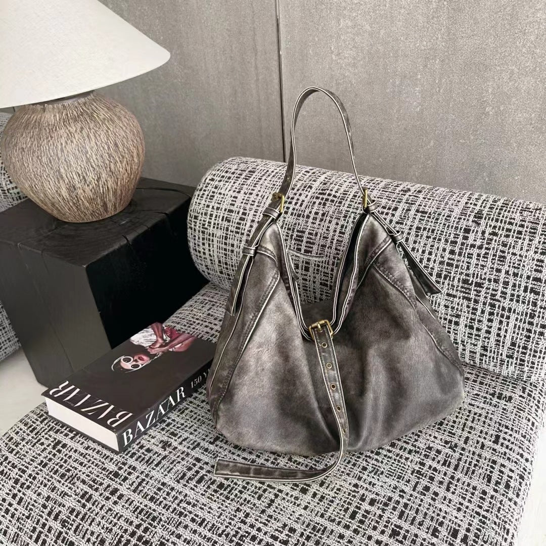 Sac à bandoulière croisé sous le bras avec boucle de ceinture de grande capacité.