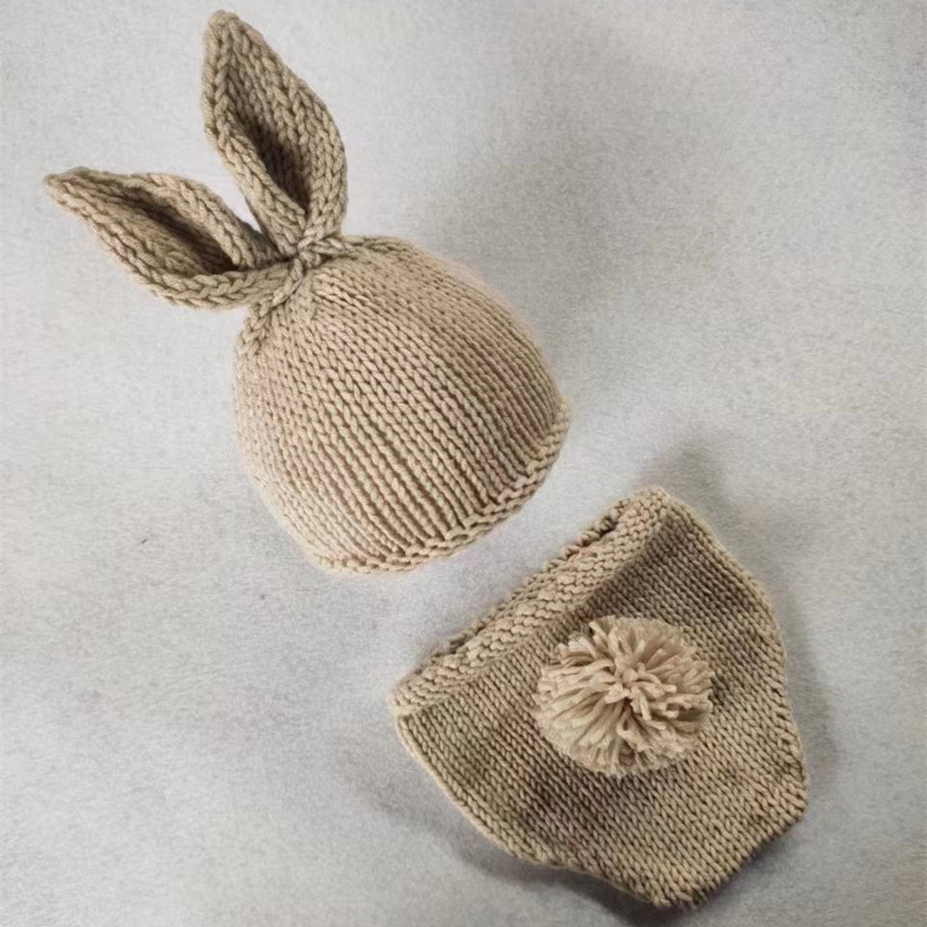 Ensemble de pull pour nouveau-né en laine tricotée à la main.