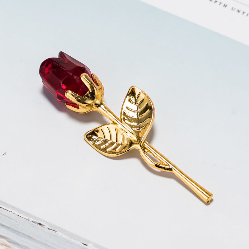 Cadeau de Saint-Valentin avec une rose dorée en cristal