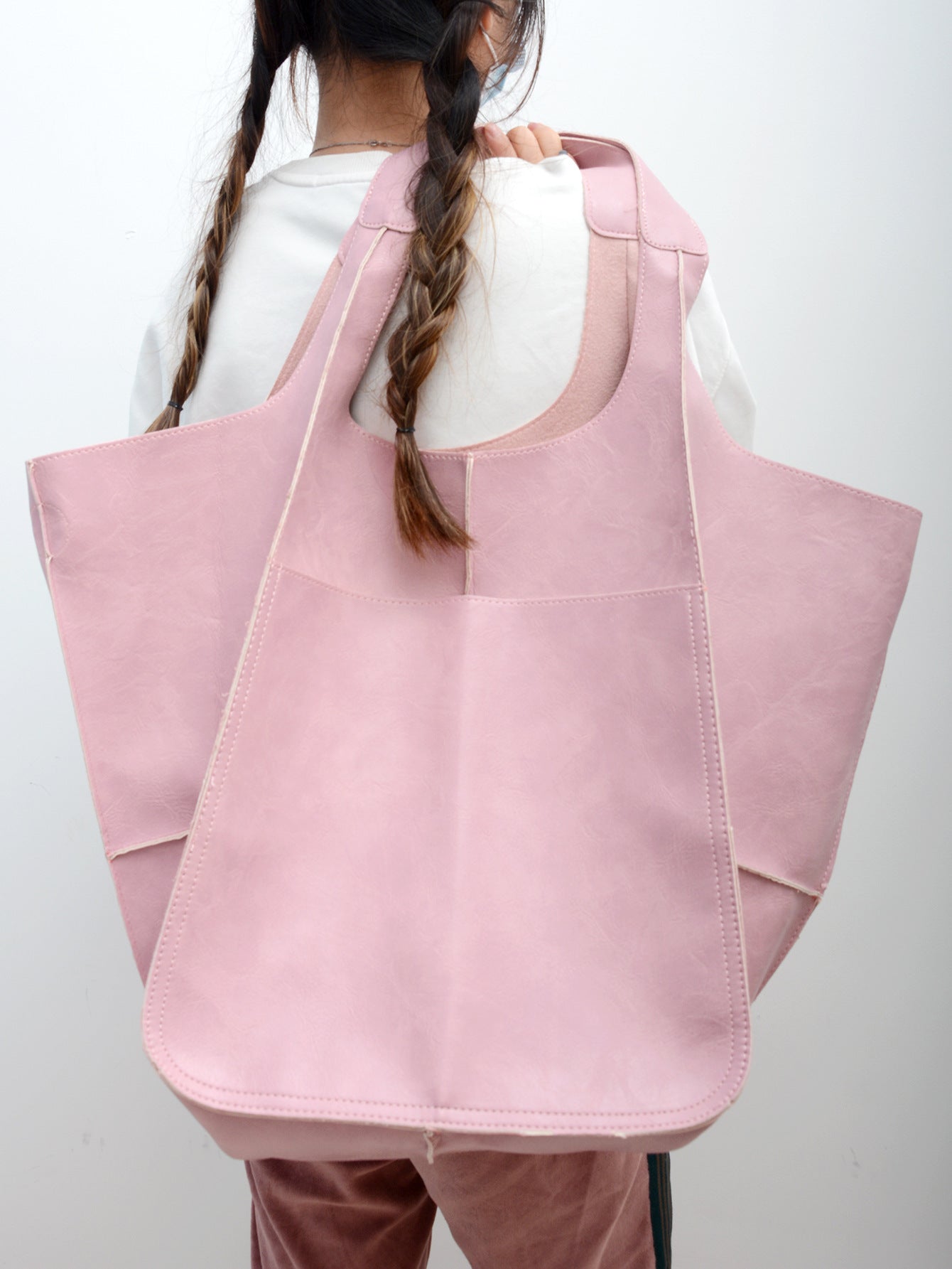 Sac à main en cuir souple, grand format, grande capacité, à porter à l'épaule ou à la main.