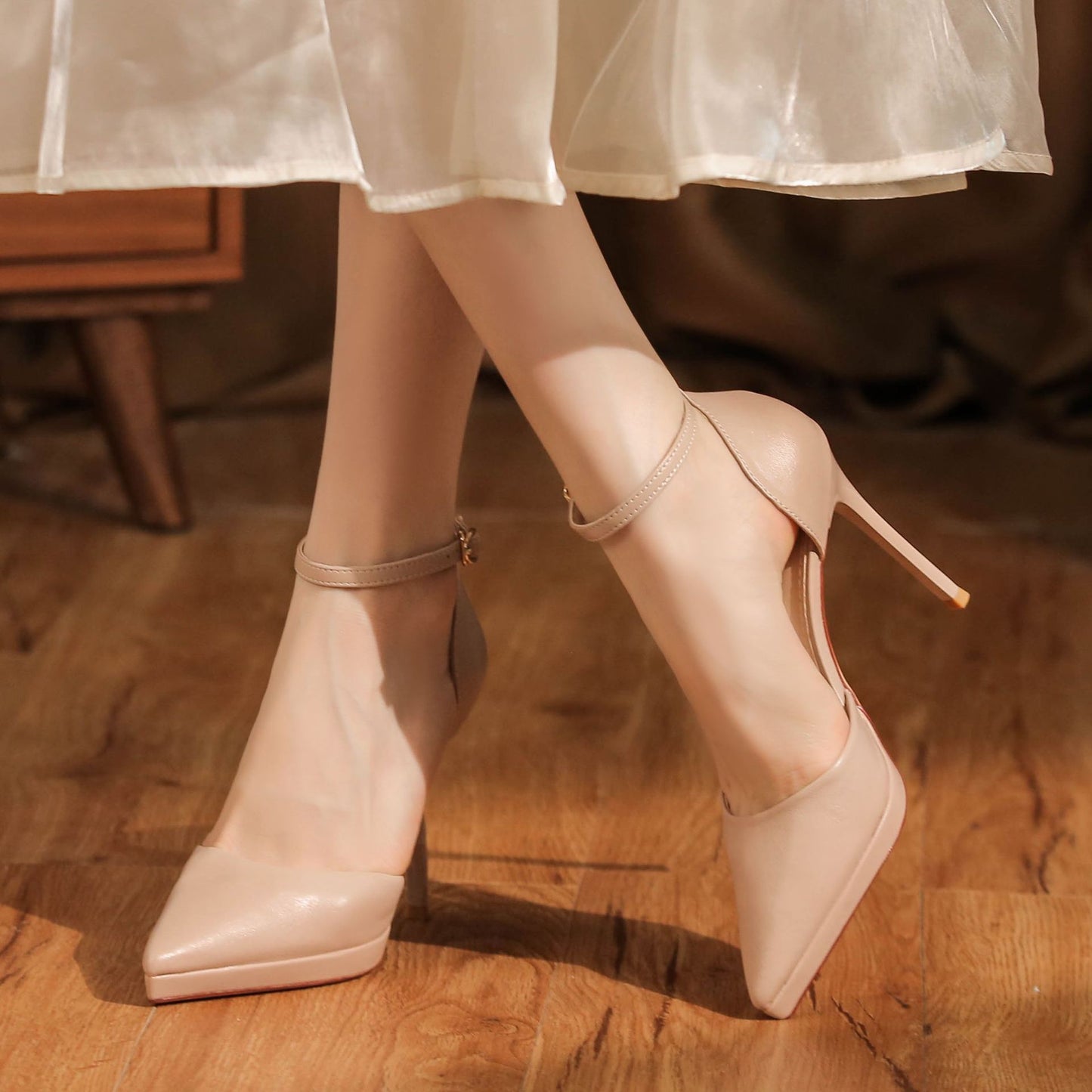 Escarpins à talons hauts avec bride à la cheville en cuir