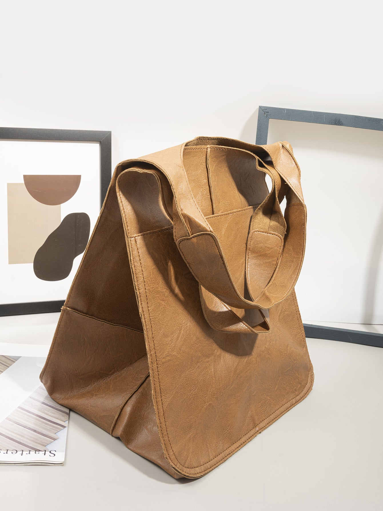 Sac à main en cuir souple, grand format, grande capacité, à porter à l'épaule ou à la main.