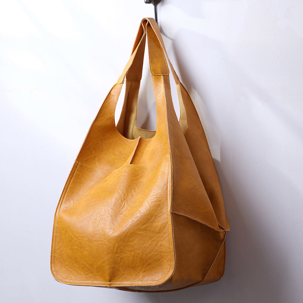 Sac à main en cuir souple, grand format, grande capacité, à porter à l'épaule ou à la main.