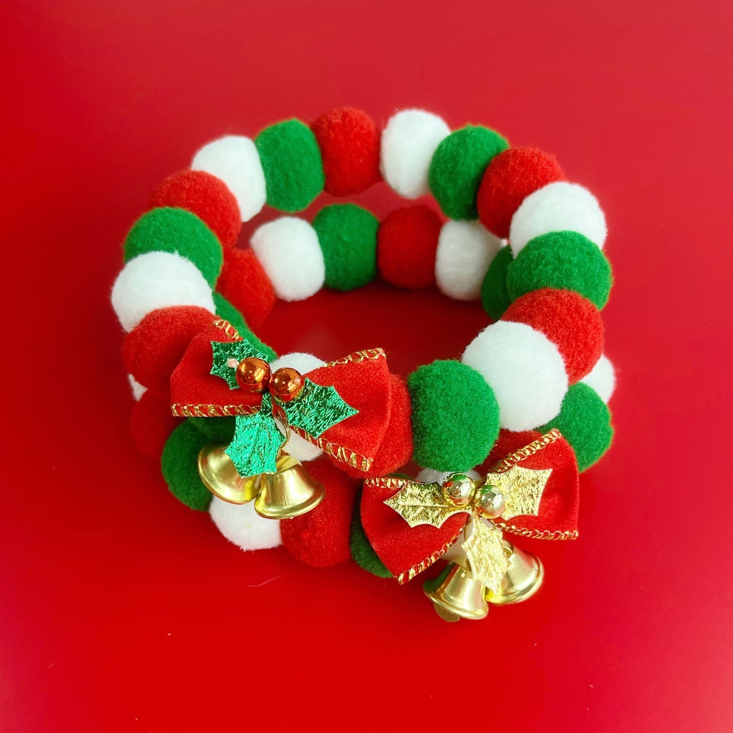 Collier de Noël pour chien avec un pendentif en peluche en forme de balle, col en élastique doux, accessoires pour le cou des animaux de compagnie, collier de Noël pour chien avec nœud.