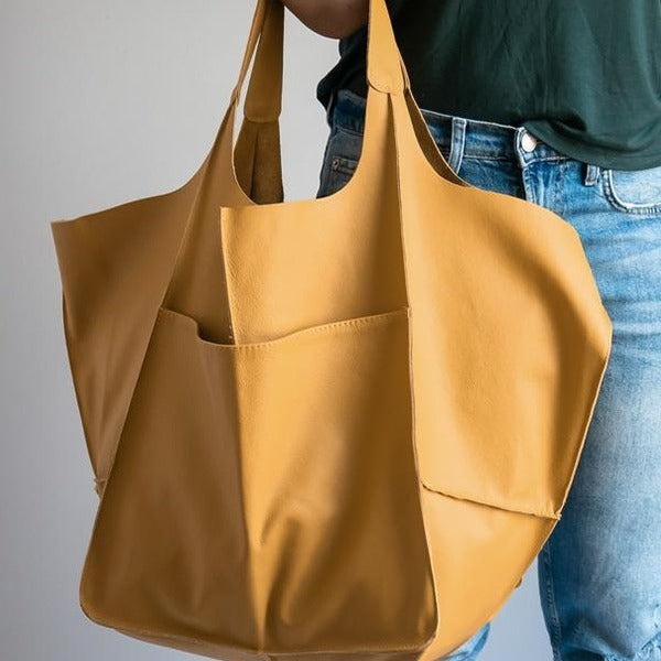 Sac à main en cuir souple, grand format, grande capacité, à porter à l'épaule ou à la main.