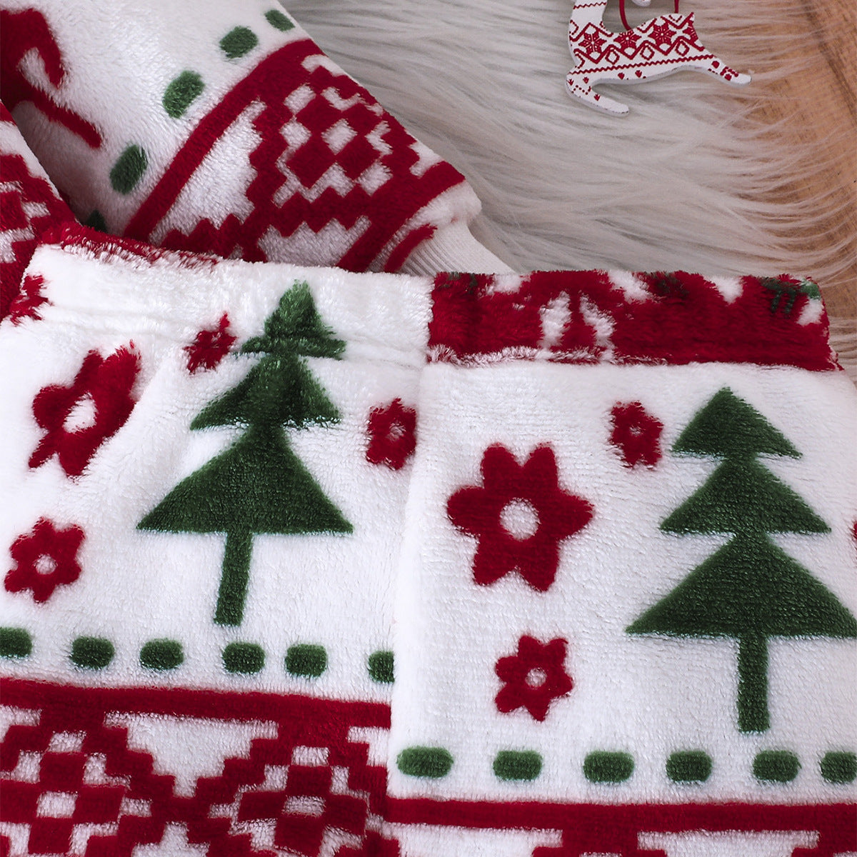 Ensemble de deux pièces comprenant un pull à col rond à manches longues avec motif de Noël et un pantalon.