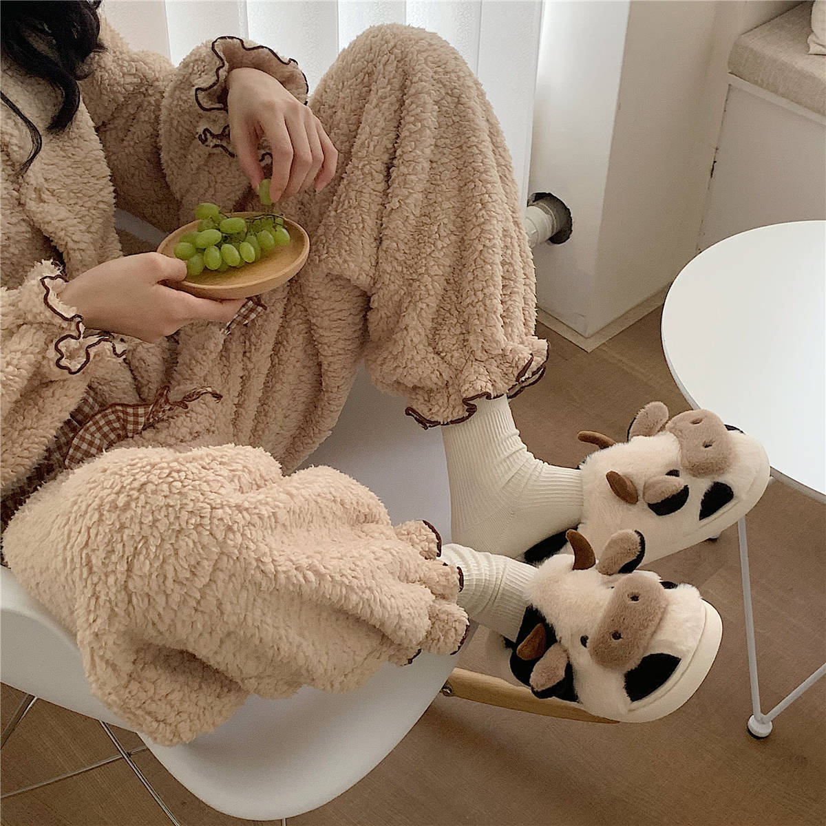 Chaussons en forme de vache mignonne pour femmes et filles, mode kawaii, doux et moelleux, chauds pour l'hiver, pantoufles en forme de vache cartoon, chaussures amusantes.