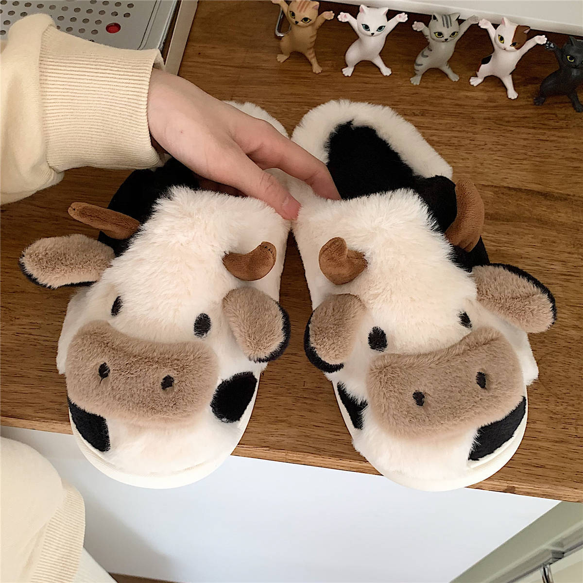 Chaussons en forme de vache mignonne pour femmes et filles, mode kawaii, doux et moelleux, chauds pour l'hiver, pantoufles en forme de vache cartoon, chaussures amusantes.