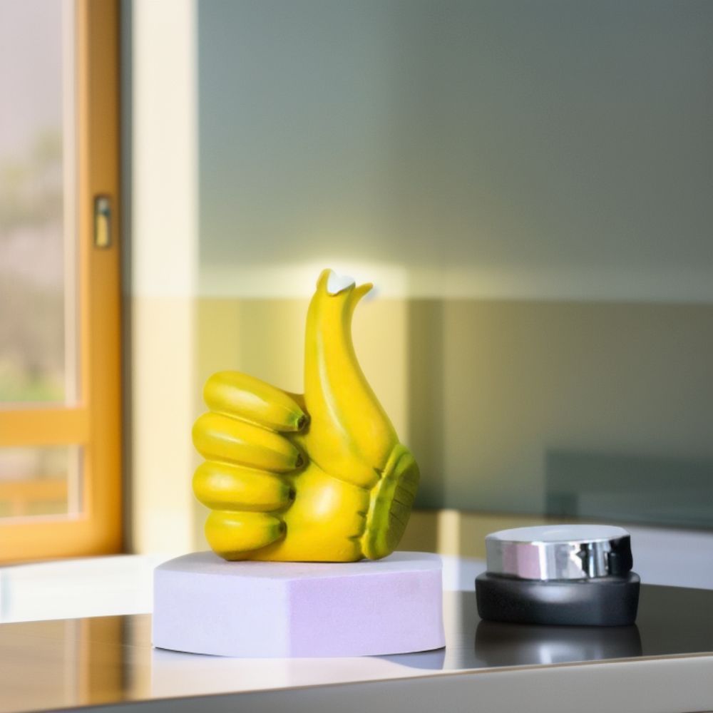 Ornement artisanal créatif en résine en forme de main avec le pouce levé en forme de banane