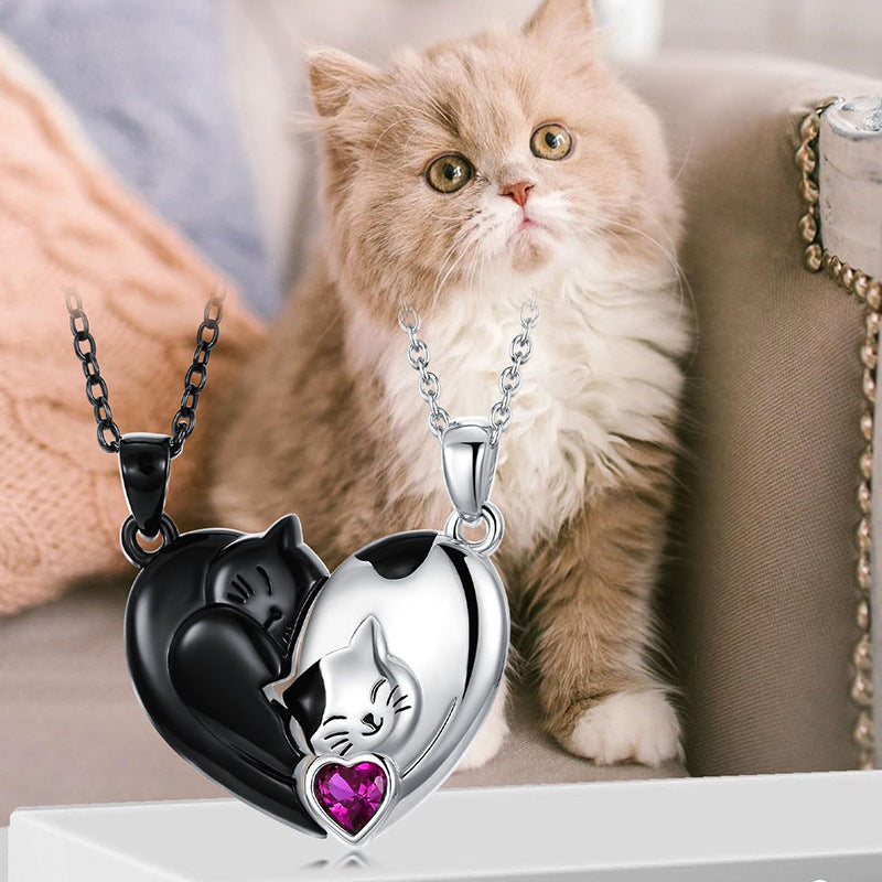 Collier avec un chat mignon noir et blanc et un couple de coutures