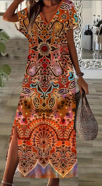 Robe florale grande taille Boho-Chic avec fente latérale - décolleté en V, manches courtes, parfaite pour le printemps et l'été.