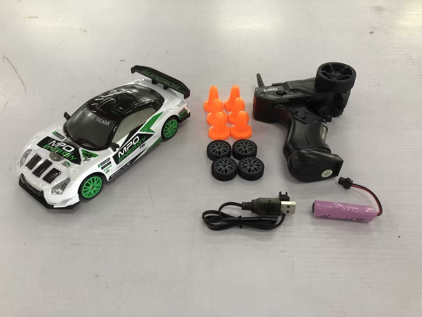 Voiture télécommandée de dérive 2.4G 4WD, modèle GTR AE86, jouet de voiture de course RC pour enfants, cadeaux de Noël.