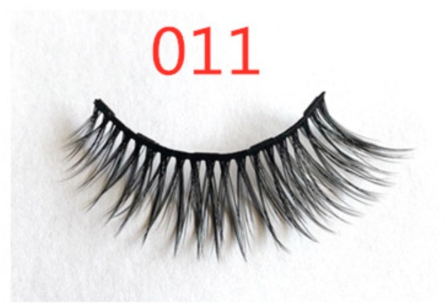 A pair of false eyelashes with fashionable magnets.