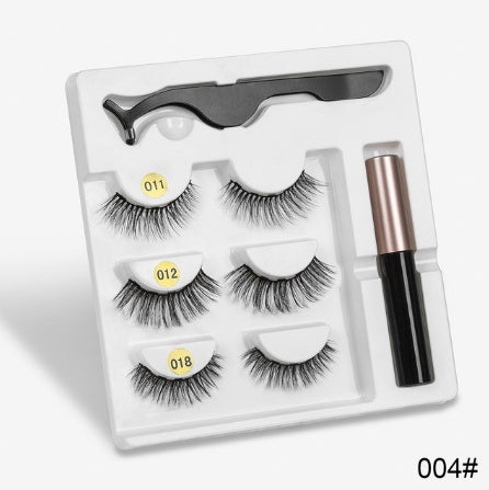 A pair of false eyelashes with fashionable magnets.