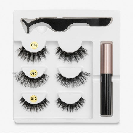 A pair of false eyelashes with fashionable magnets.