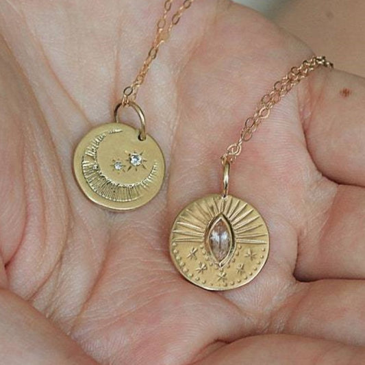 Collier en zircon rond en forme de pièce de monnaie en trois dimensions avec soleil et lune