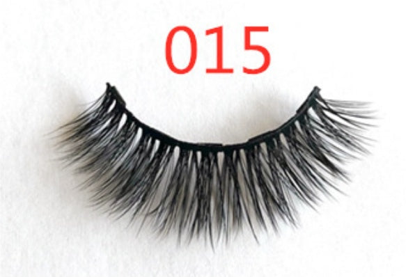 A pair of false eyelashes with fashionable magnets.