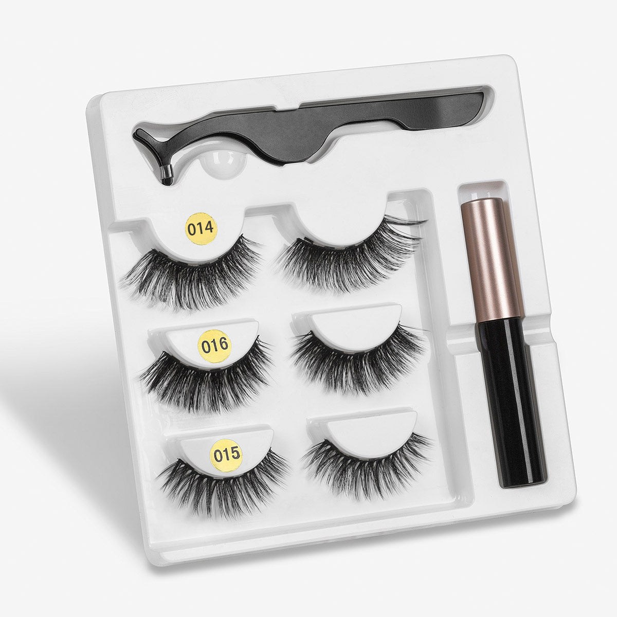 A pair of false eyelashes with fashionable magnets.