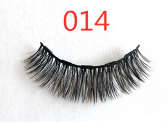 A pair of false eyelashes with fashionable magnets.